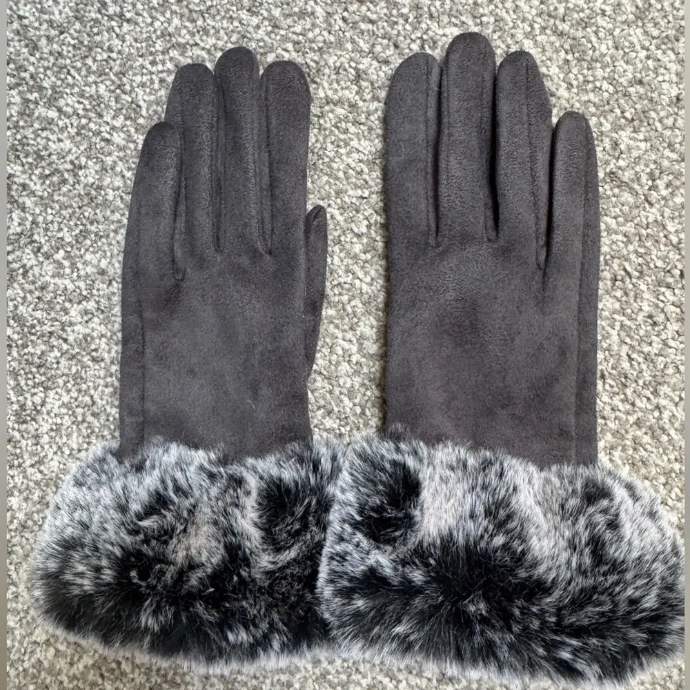 NWOT Faux-Suede Gloves w Dark Gray Faux-Fur Trim Polyester Spandex One Size